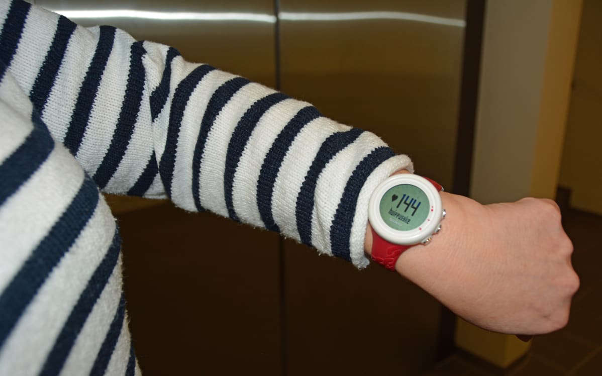 Sykemittari kädessä näyttää lukemaa 144.