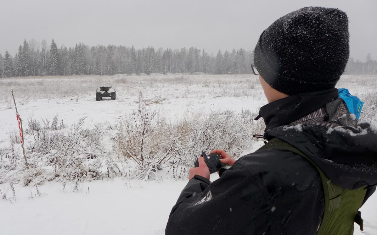 Radio-ohjattu konekivääri telavaunussa.