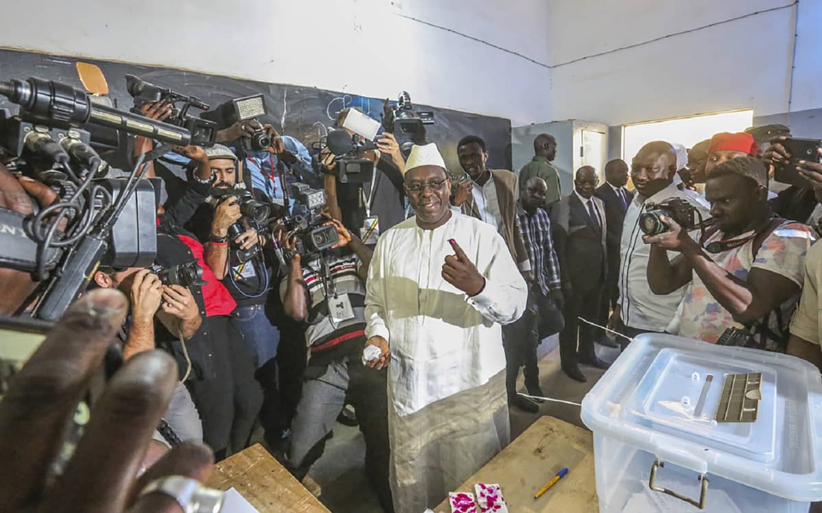 Senegalin presidentti Macky Sall äänesti sunnuntaina Fatickissa.
