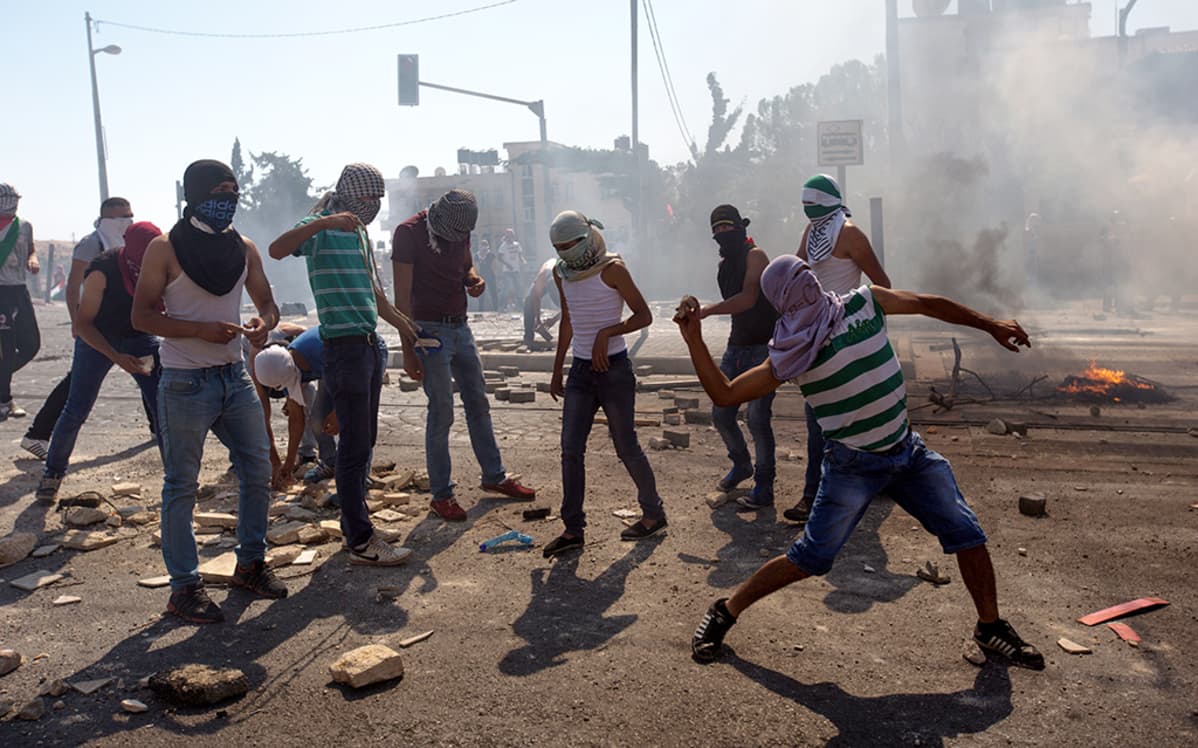 Naamioituneet palestiinialaiset ottavat yhteen Israelin poliisin kanssa.