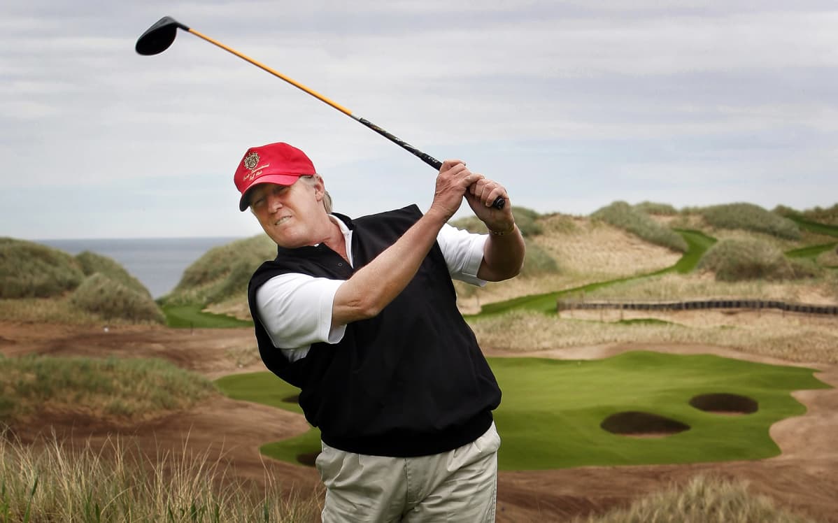 Donald Trump golffaa Aberdeenshiressä Skotlannissa 2011.