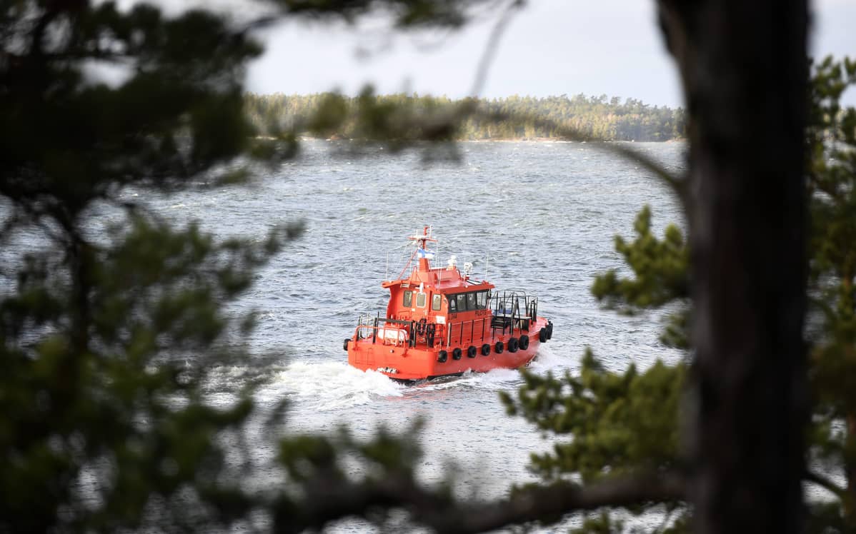 Luotsivene (L 244) lähtee merelle Emäsalon luotsiasemalta Porvoossa lauantaina 9. joulukuuta