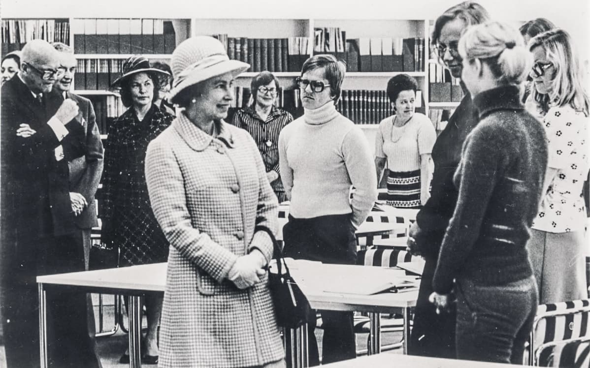 Kuningatar Elisabeth Jyväskylän kaupungin kirjastolla 1976