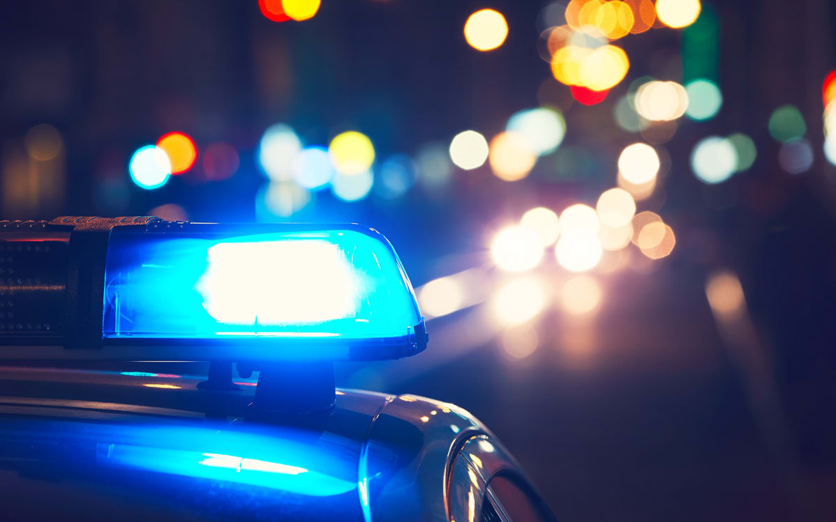 poliisiauton valo yöllisellä tiellä