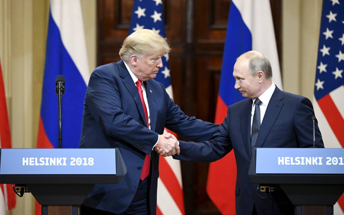 Yhdysvaltojen presidentti Donald Trump ja Venäjän presidentti Vladimir Putin kättelivät lehdistötilaisuudessa Helsingissä 16. heinäkuuta.