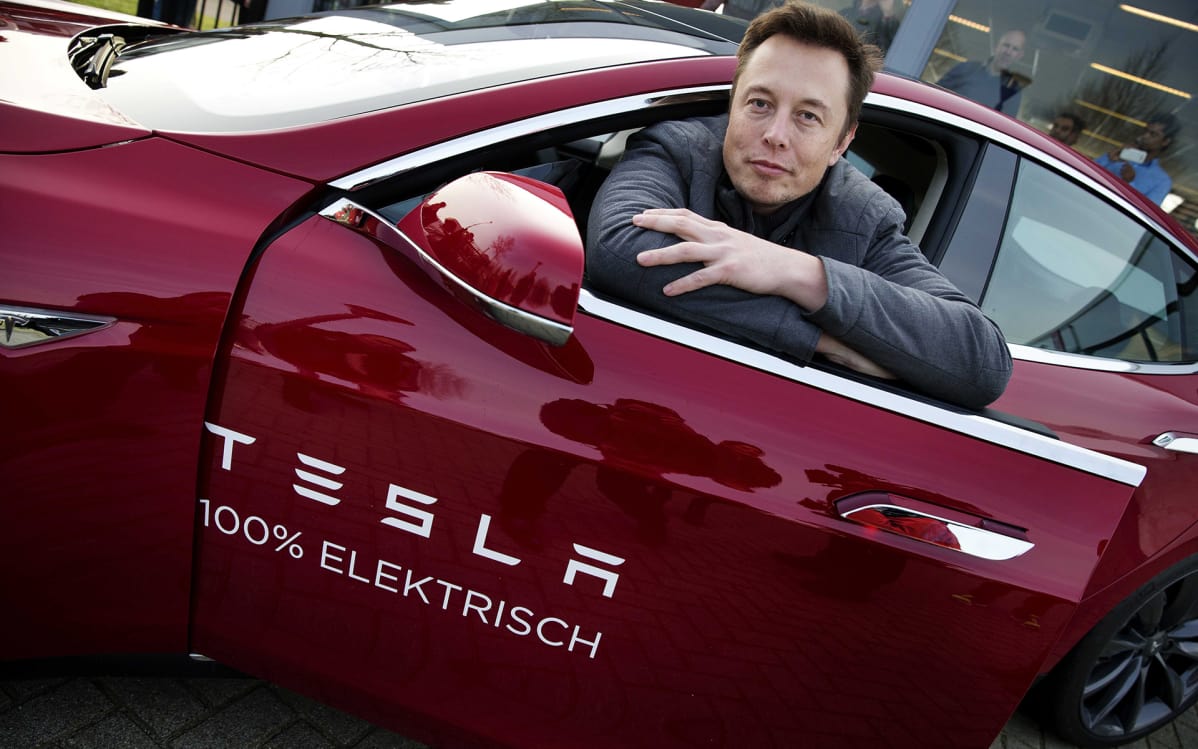 Elon Musk poseerasi Teslan kanssa Amsterdamissa vuonna 2014.