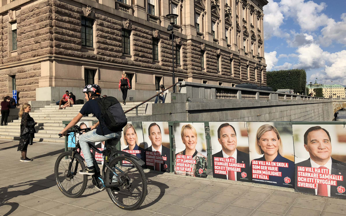 vaalijulisteita katukuvassa vaalipäivänä