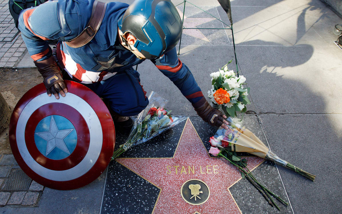 Kapteeni Amerikaksi pukeutunut fani laski kukkia Stan Leen tähdelle Hollywoodin Walk of Famella 12. marraskuuta.