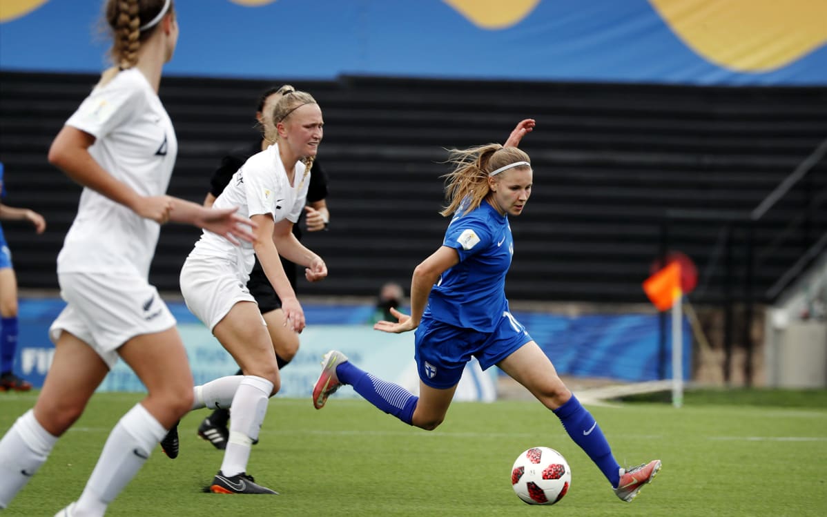 Suomen Katariina Kosola Uuden-Seelannin pelaajien puristuksessa alle 17-vuotiaiden tyttöjen MM-kisojen avausottelussa Uusi-Seelanti - Suomi Uruguayn Montevideossa tiistaina 13. marraskuuta