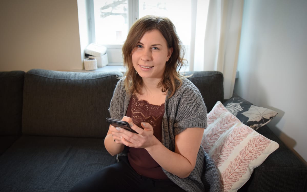 Maria Mäkitalo puhelin käsissään.