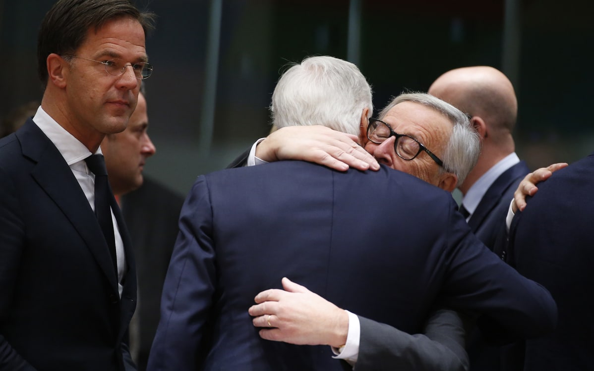 Michel Barnier ja Jean Claude Juncker halasivat EU:n huippukokouksessa Brysselissä sunnuntaina. Vasemmalla Alankomaiden pääministeri Mark Rutte.