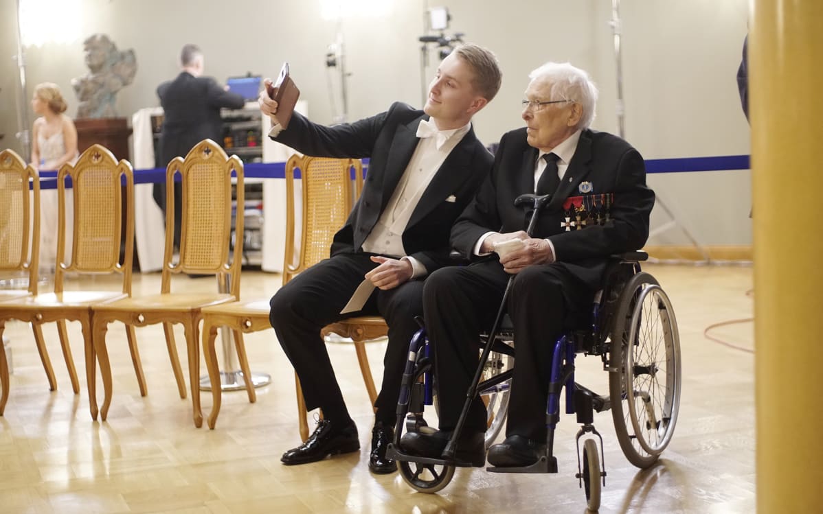 veteraani ja nuori mies ottavat selfien