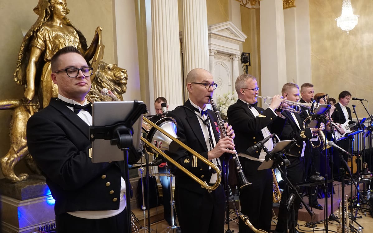 orkesteri soittaa