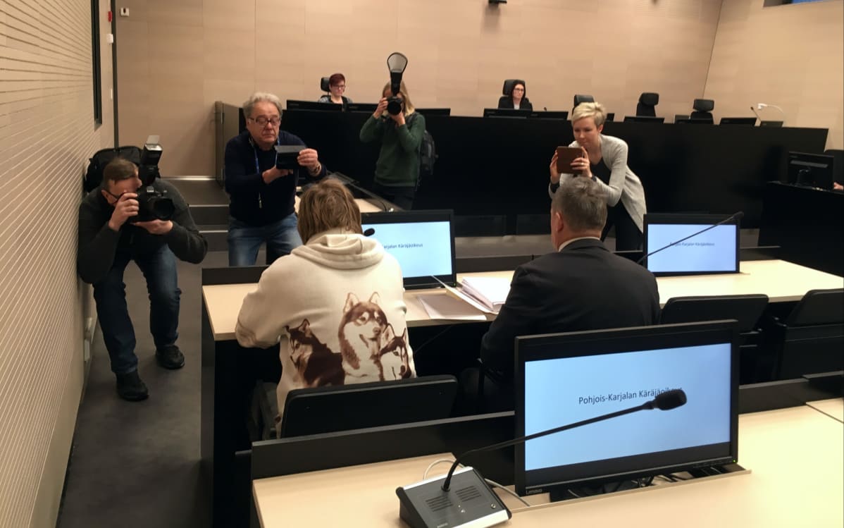 Valokuvaajat kuvaavat Kiihtelysvaaran kirkkopalosta syytettyä miestä Pohjois-Karjalan käräjäoikeudessa 22.1.2019