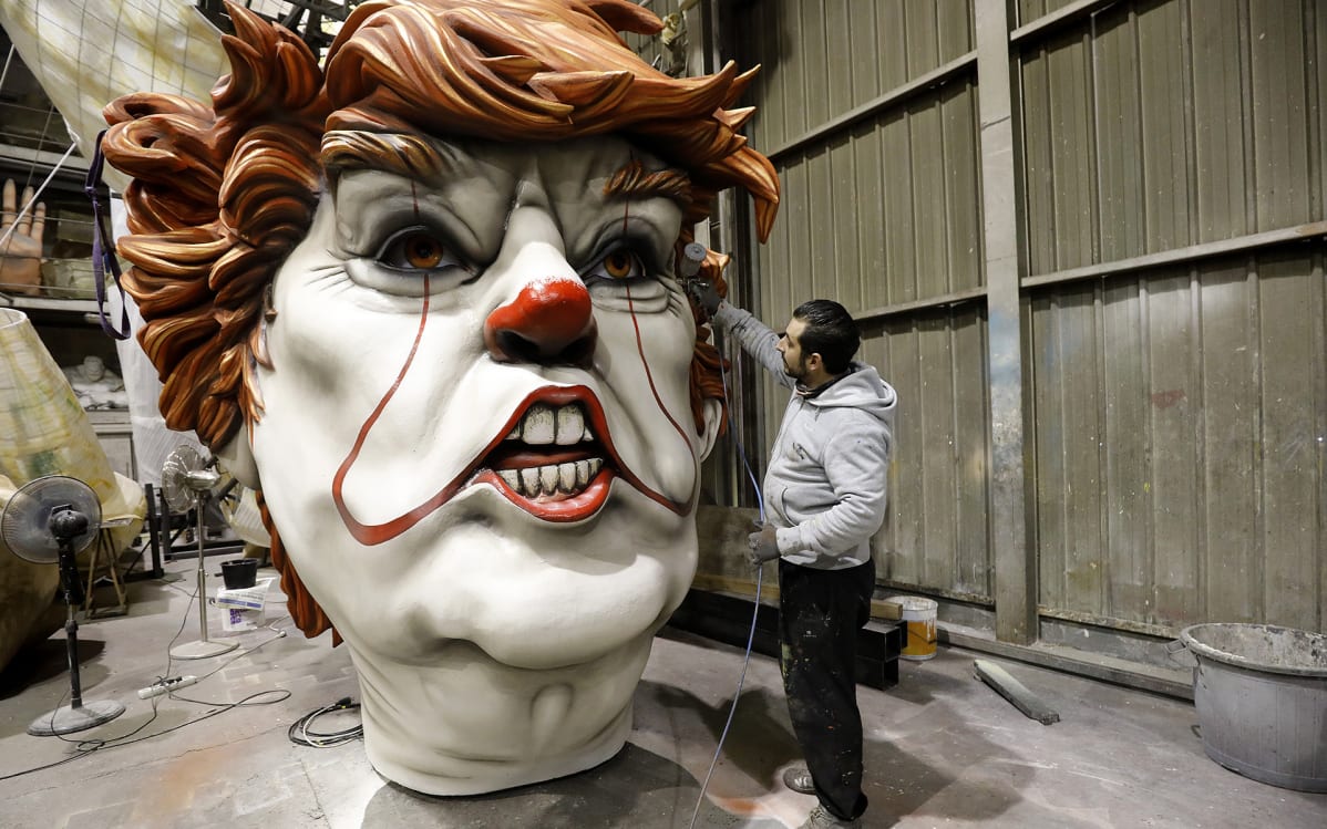 Donald trumpin näköistä jättimäistä pellen päätä viimesitellään