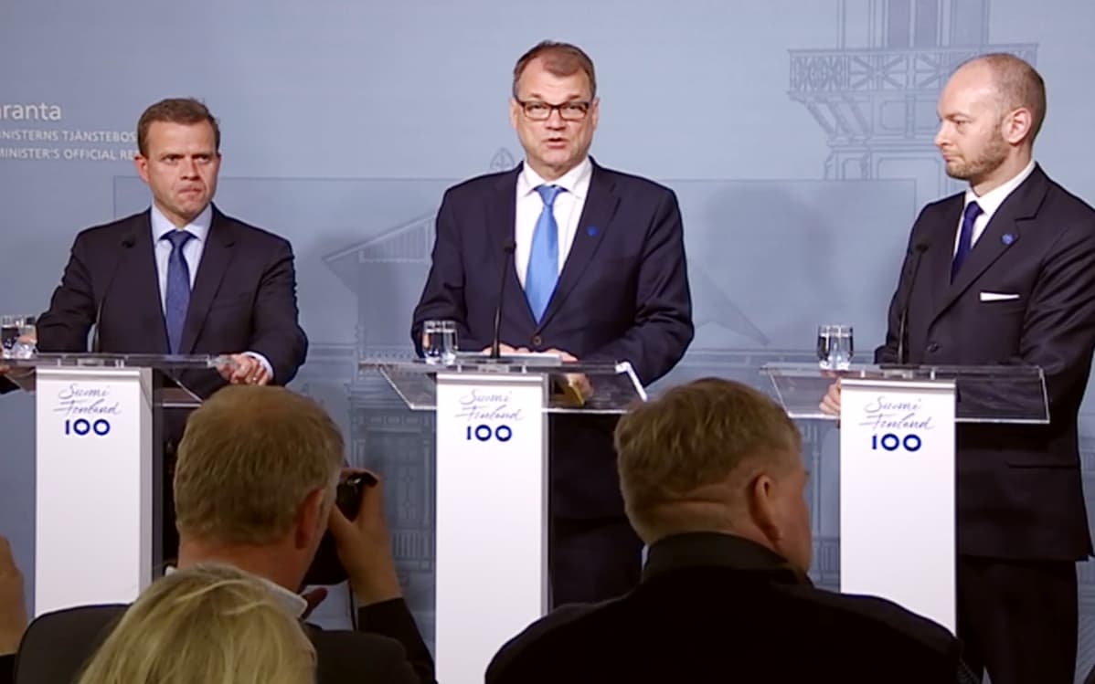 Juha Sipilä, Petteri Orpo ja Sampo Terho kertoo eduskuntapuolueille ja -ryhmille hallitustilanteesta 13. kesäkuuta Kesärannassa.