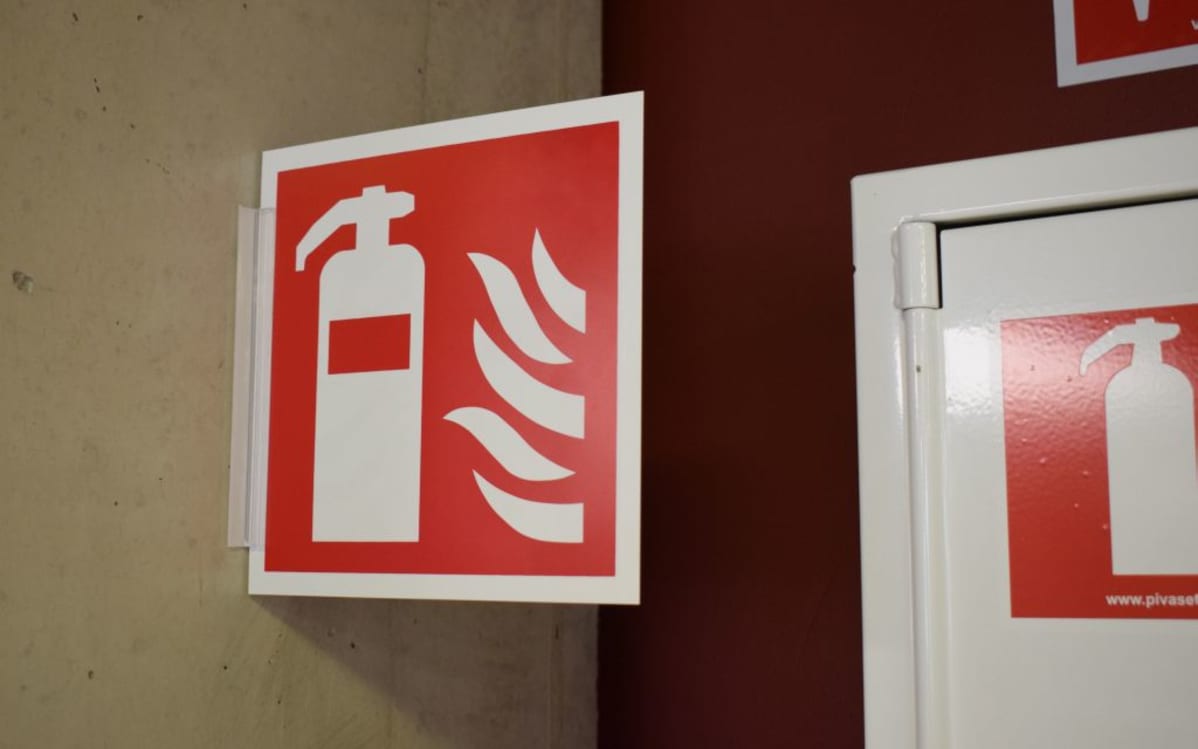 Palosammutin sammutin merkki tulipaloon valmistautuminen