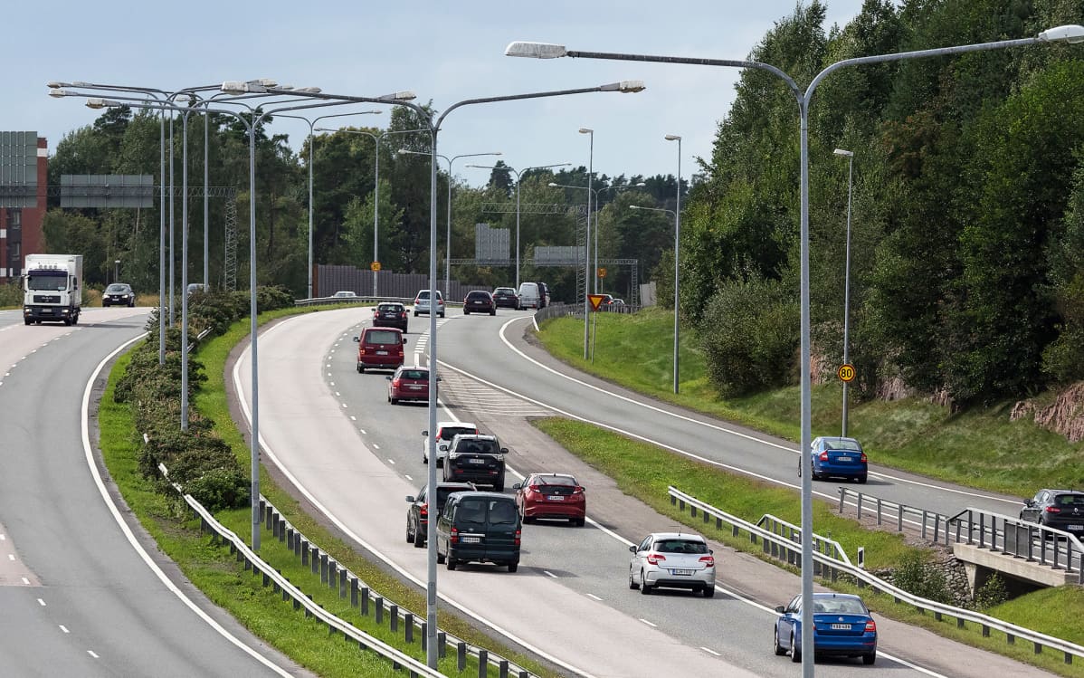länsiväylällä autoja