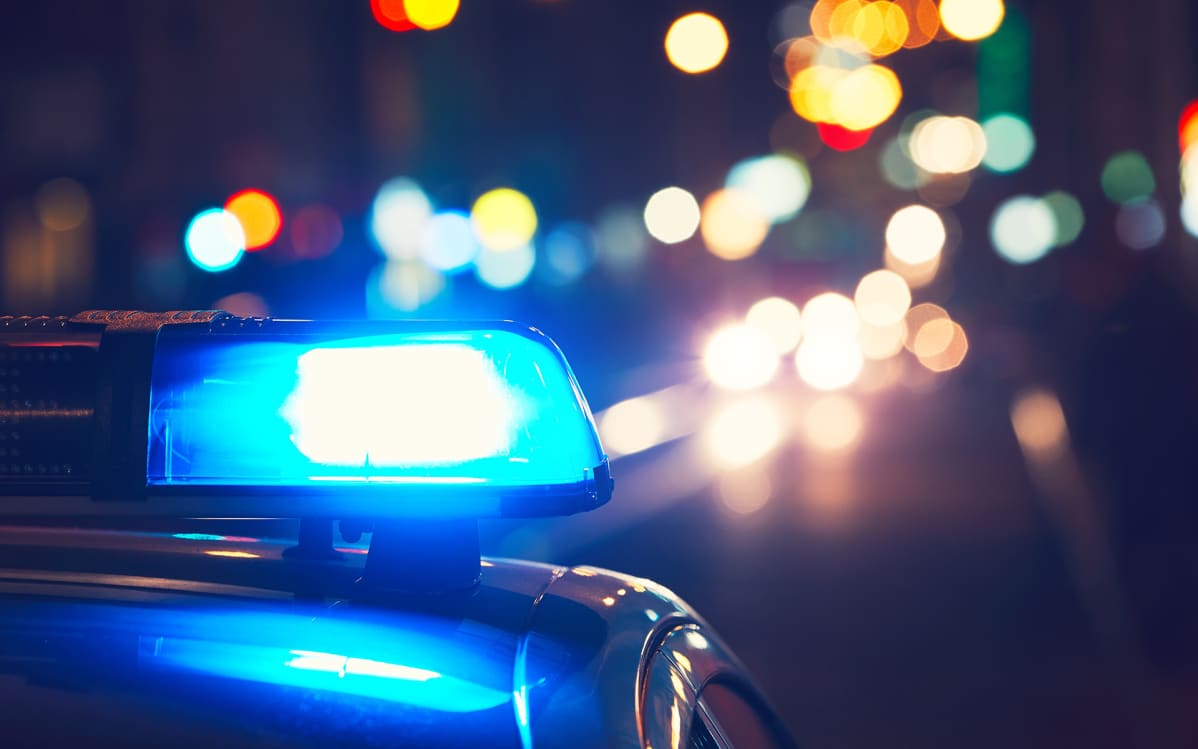 poliisiauton valo yöllisellä tiellä