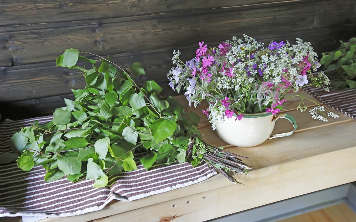 kukkia juhannussaunassa ja vihta