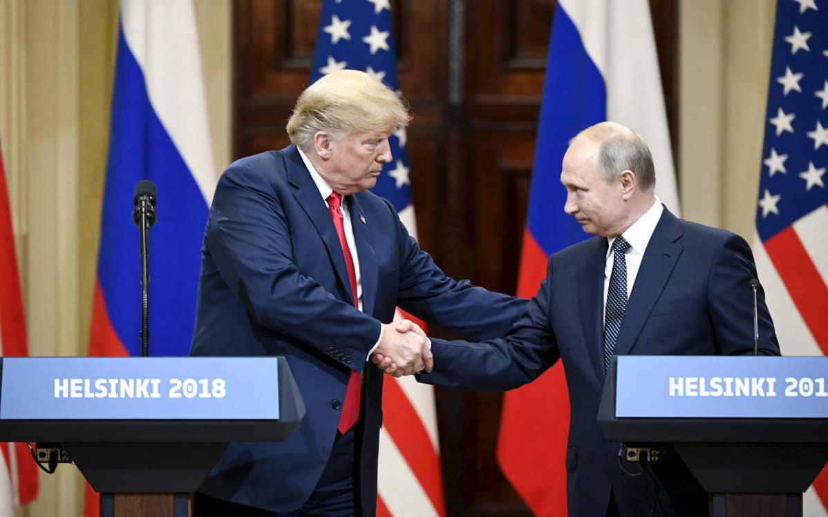 Yhdysvaltojen presidentti Donald Trump ja Venäjän presidentti Vladimir Putin kättelivät lehdistötilaisuudessa Helsingissä 16. heinäkuuta.