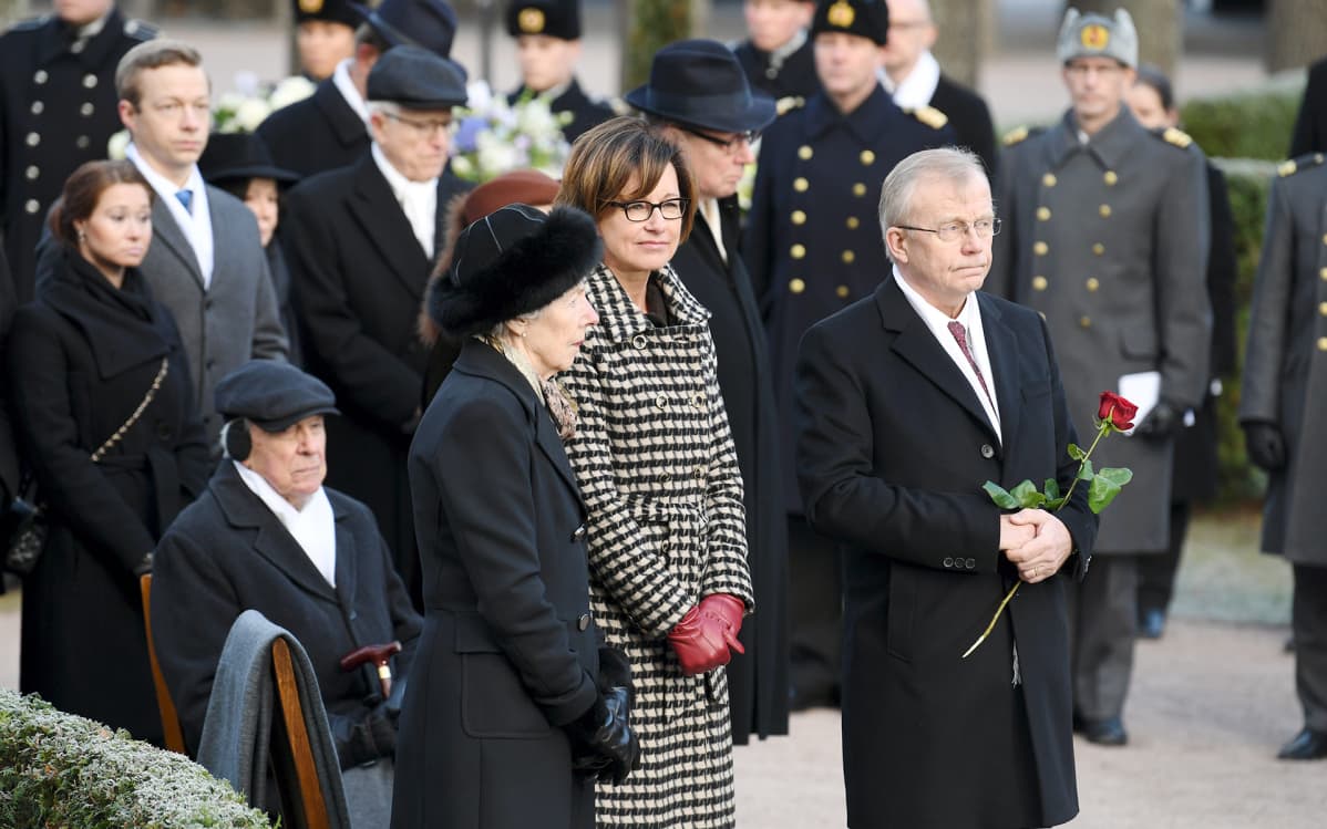 Rouva Tellervo Koivisto, tytär Assi Koivisto-Allonen ja puoliso Heikki Allonen presidentti Mauno Koiviston hautamuistomerkin paljastustilaisuudessa Hietaniemen hautausmaalla Helsingissä 25. marraskuuta.