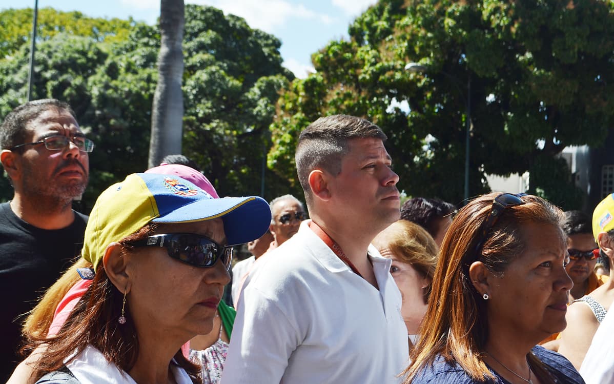 Luis Alemán seurasi poliisiaseman edustalla pamflettien luovutustilaisuutta.