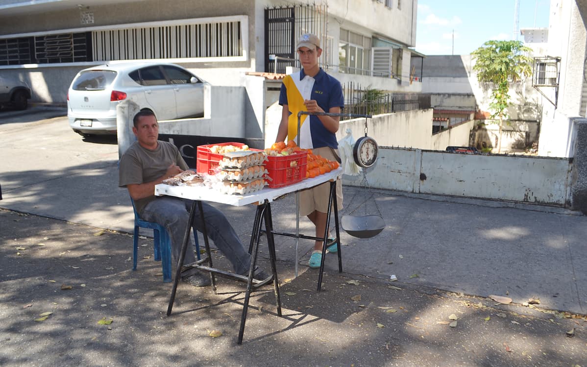 Kananmunakoju tien varressa. Kananmunista on tullut luksustuote Venezuelassa.