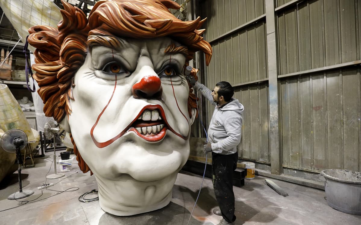 Donald trumpin näköistä jättimäistä pellen päätä viimesitellään