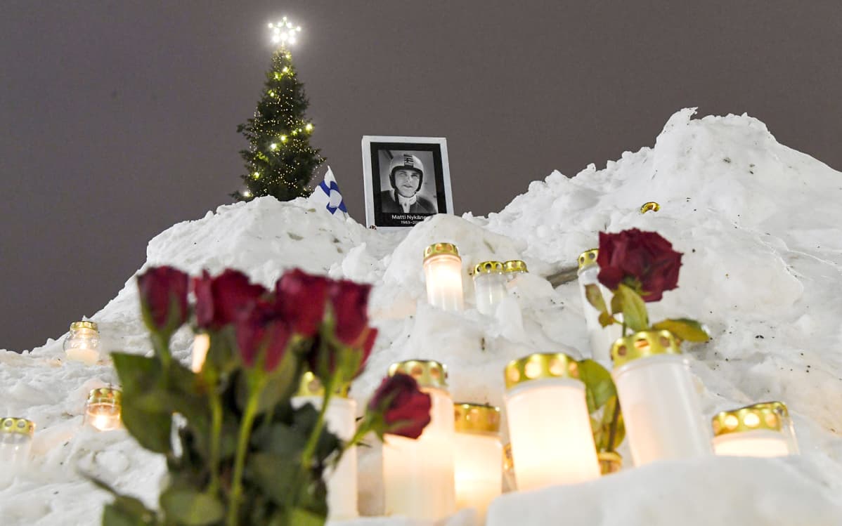 Mäkihyppääjä Matti Nykäsen muistopaikka Lahden torilla. Nykänen kuoli maanantaina 4. helmikuuta . Hän oli kuollessaan 55-vuotias.