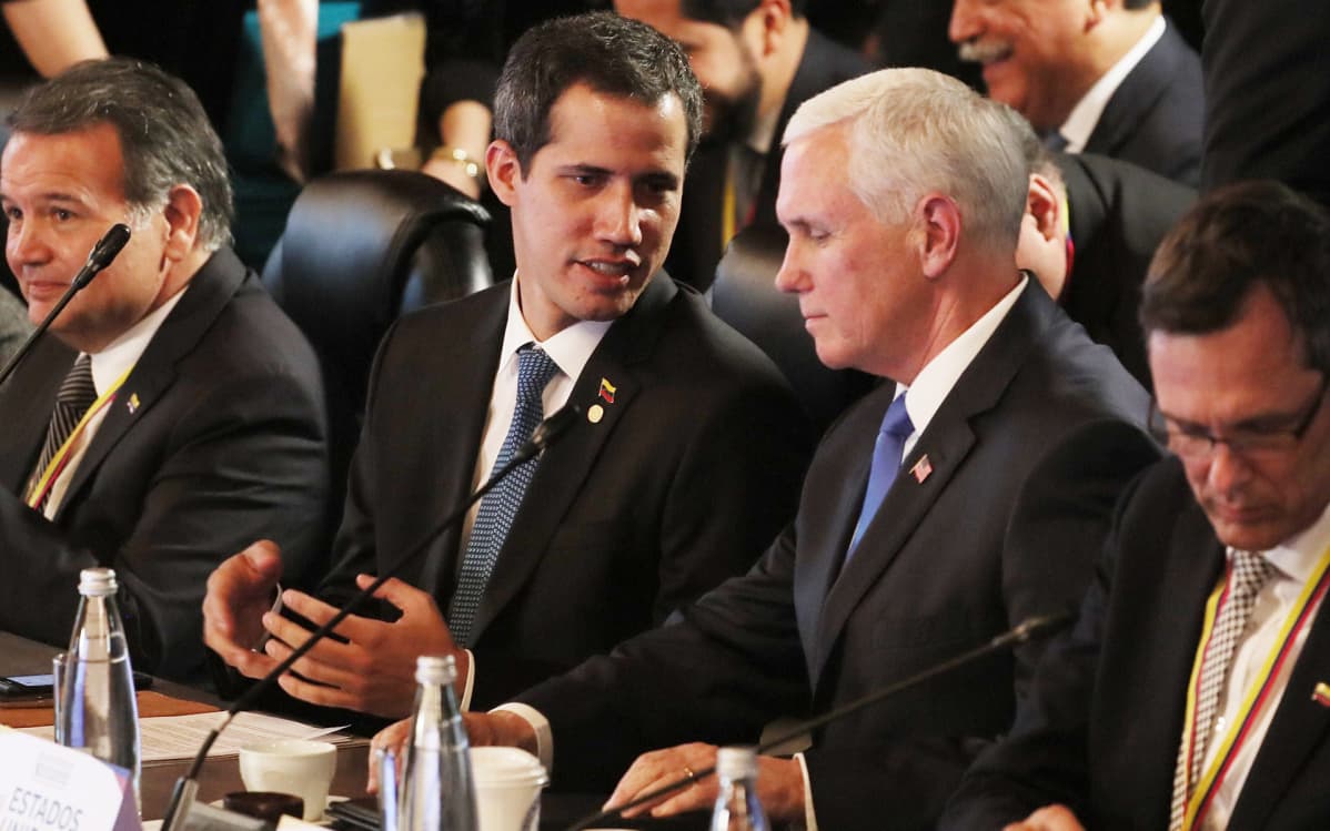 Venezuelan presidentiksi julistautunut Juan Guaidó ja USA:n varapresidentti Mike Pence keskustelivat Bogotássa järjestetyssä Liman ryhmän kokouksessa 25. helmikuuta