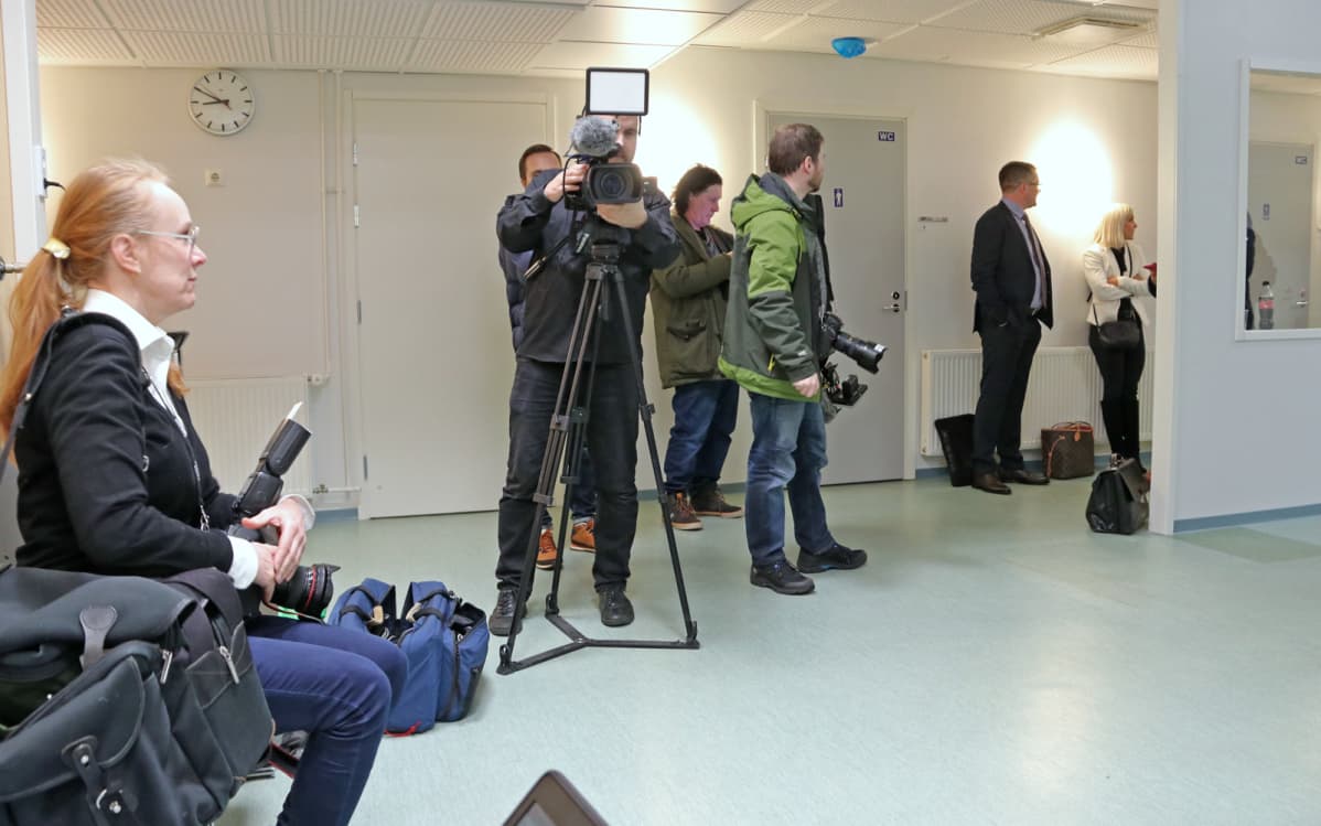 Toimittajia Oulun käräjäoikeuden odotussalissa 26. helmikuuta 2019, kun oikeuteen tuli Oulun seksuaalirikosepäilyjutun syytettyjä.