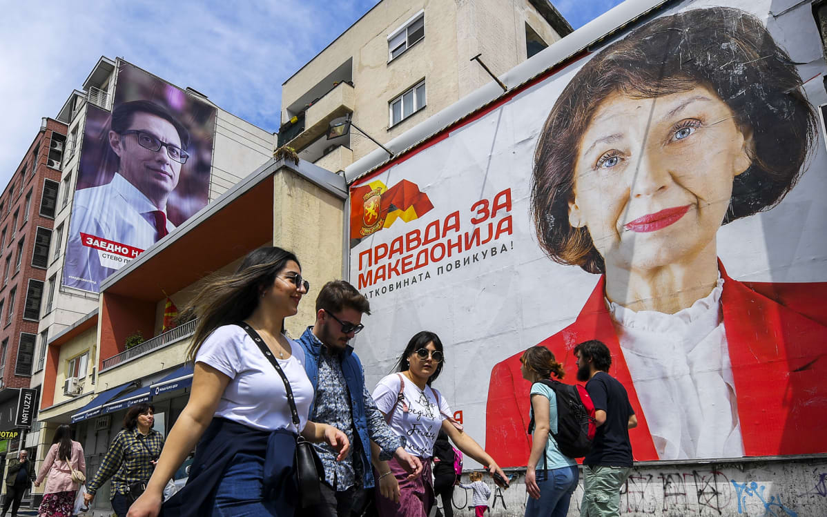 Presidenttiehdokkaiden Stevo Pendarovskin ja Gordana Siljanovskan vaalimainokset Skopjessa 3. toukokuuta.