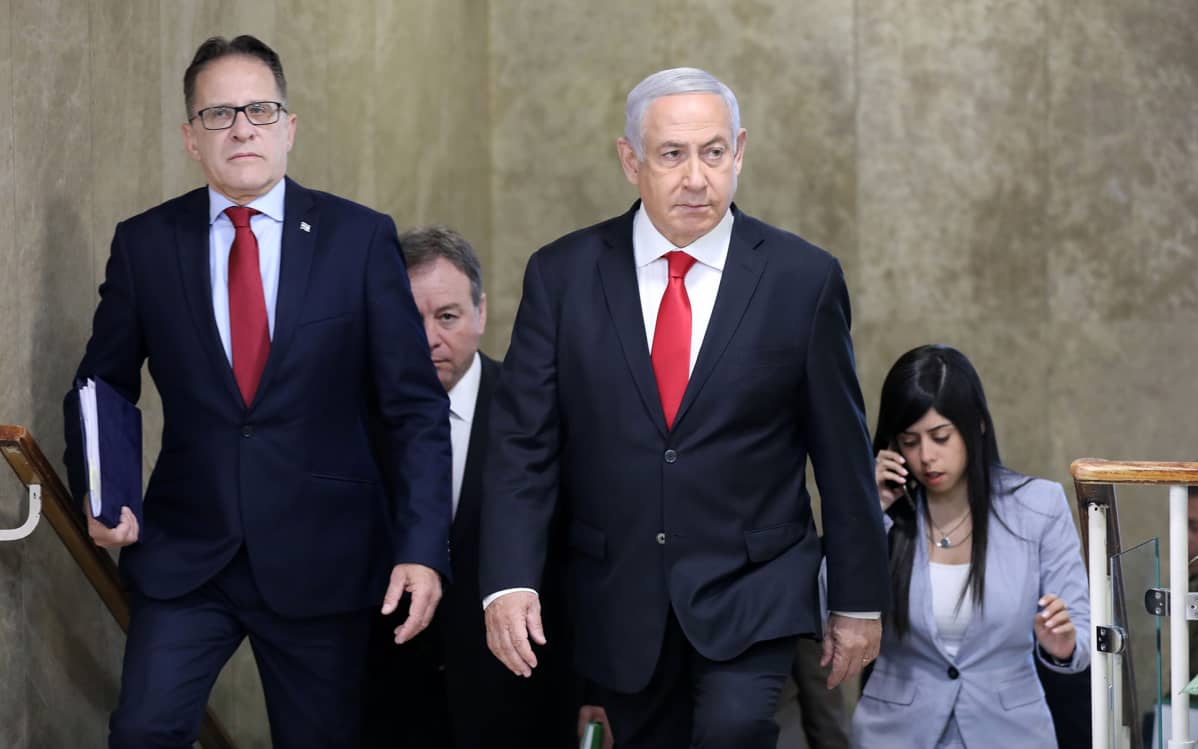 Kabinettipäällikkö Tzahi Braverman ja pääministeri Benjamin Netanjahu saapuivat viikottaiseen hallituksen kokoukseen sunnuntaina Jerusalemissa.