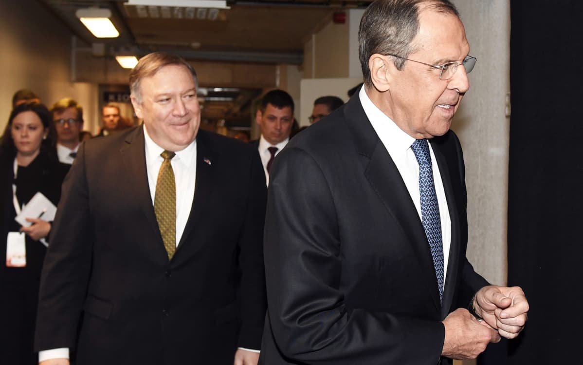 Mike Pompeo ja Sergei Lavrov tapaamisessaan Rovaniemellä maanantaina.