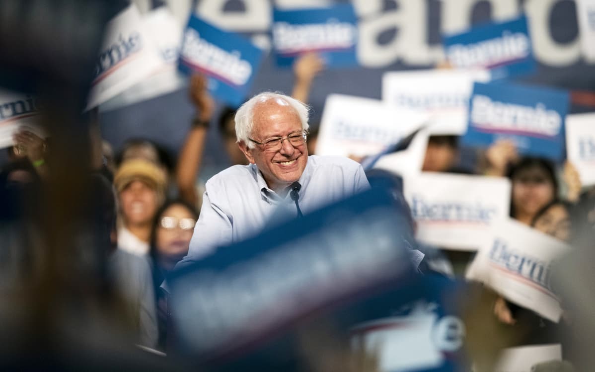 Bernie Sanders puhumassa vaalitilaisuudessaan Pasadenassa, Kaliforniassa 31. toukokuuta.