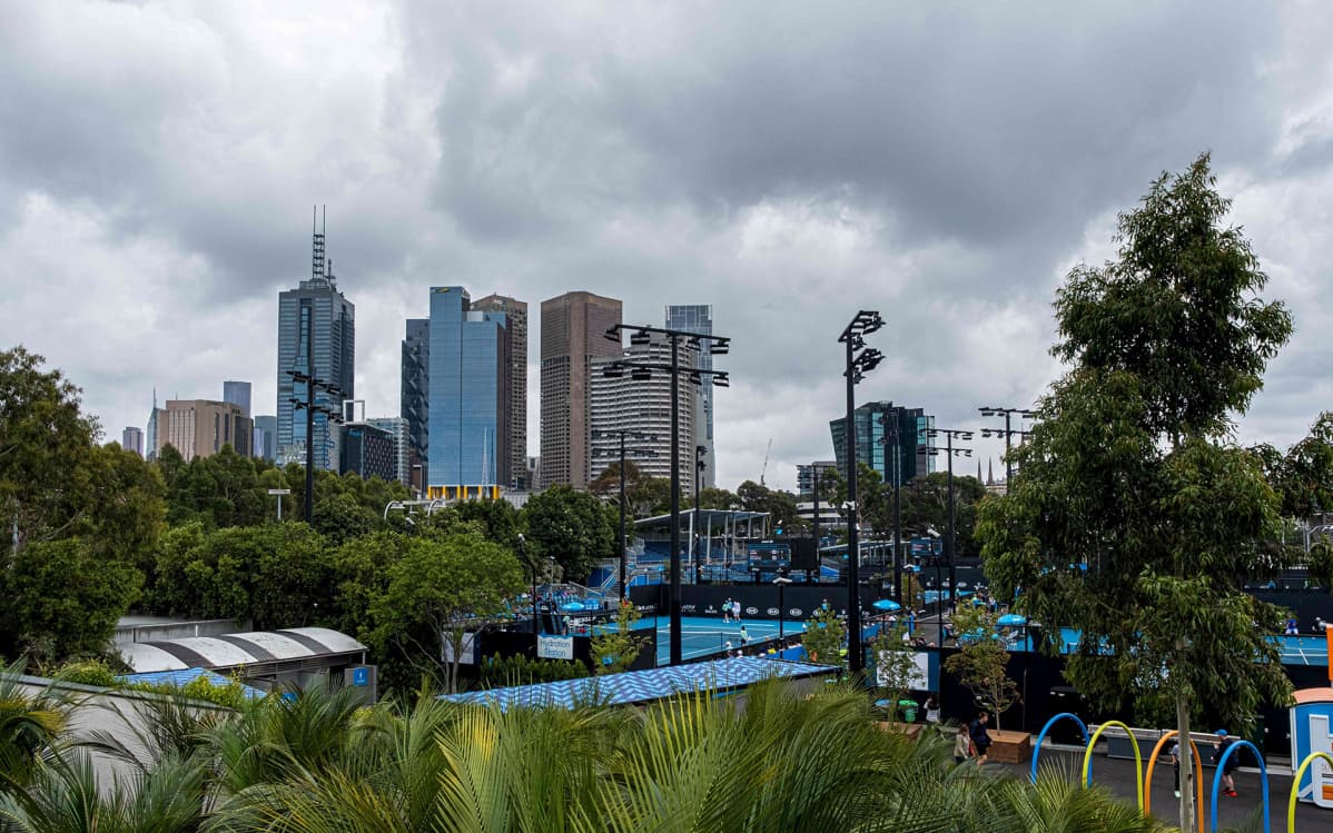Raskaita sadepilviä Melbournen yllä 16. tammikuuta.