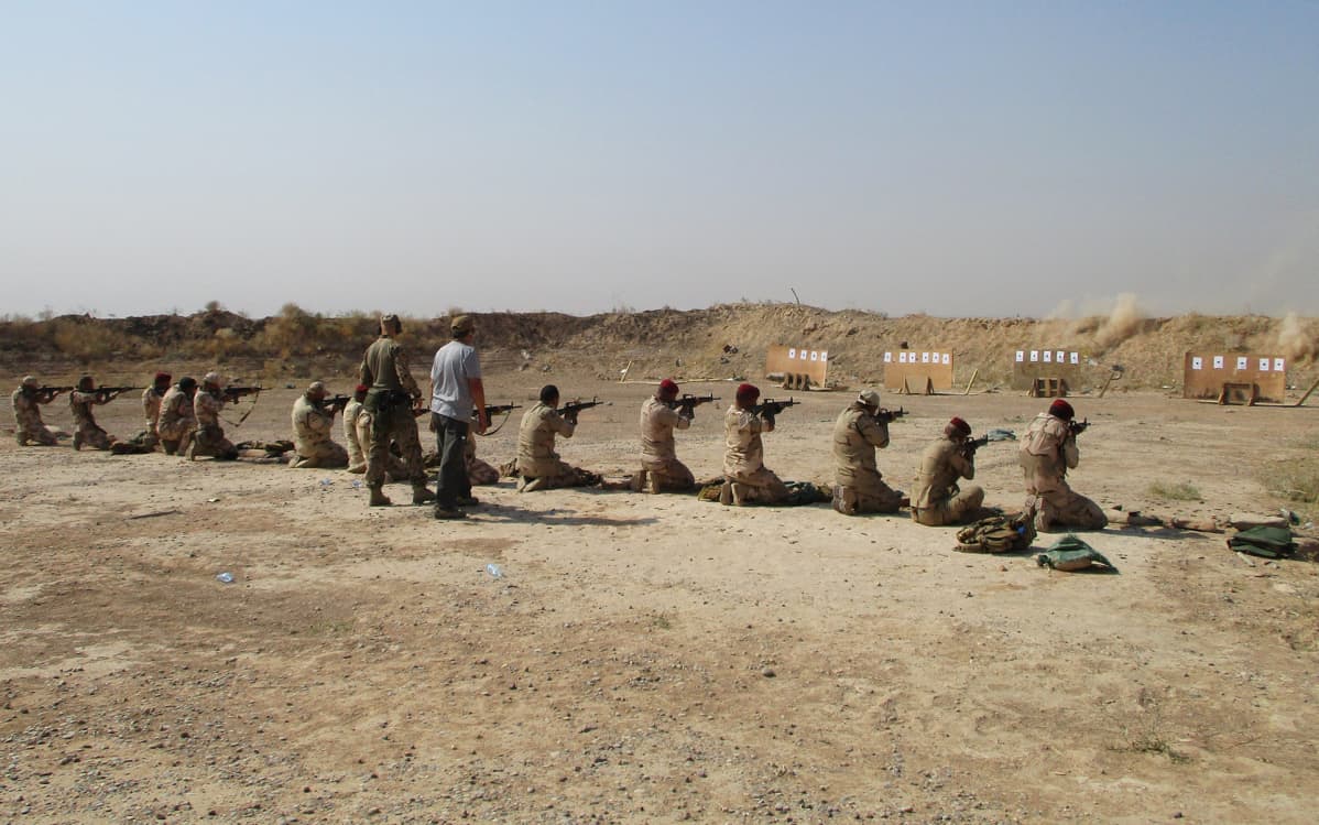 Suomalaiset kriisinhallintajoukot antavat ampumakoulutusta peshmerga-sotilaille Erbilin lähettyvillä Irakissa loppuvuodesta 2019.