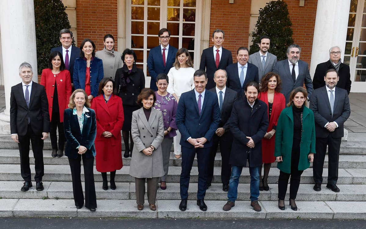 Espanjan uusi hallitus kuvattuna 14. tammikuuta.
