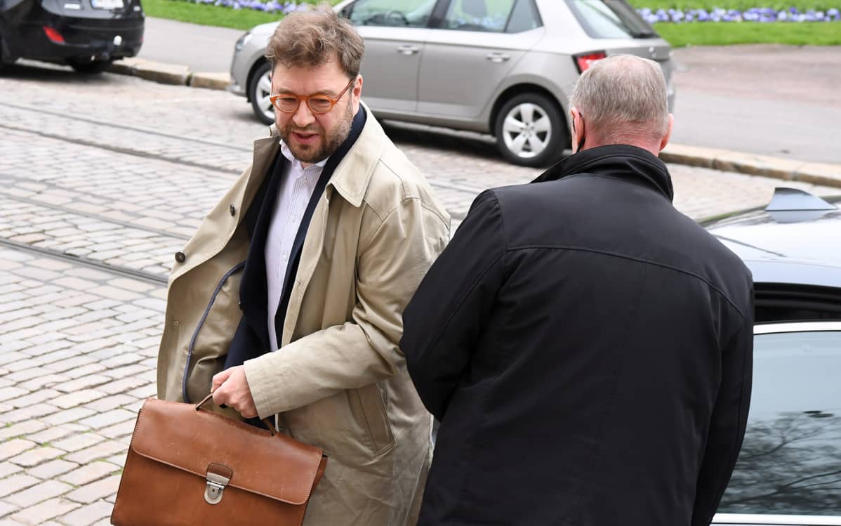 Liikenne- ja viestintäministeri Timo Harakka (SDP) saapuu Säätytalolle Helsingissä 4. toukokuuta