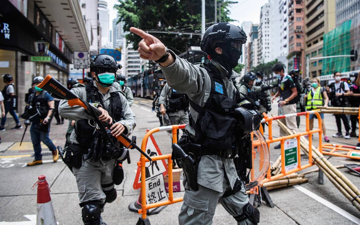 Mellakkapoliiseja mielenosoituksen yhteydessä Hongkongissa 24. toukokuuta.