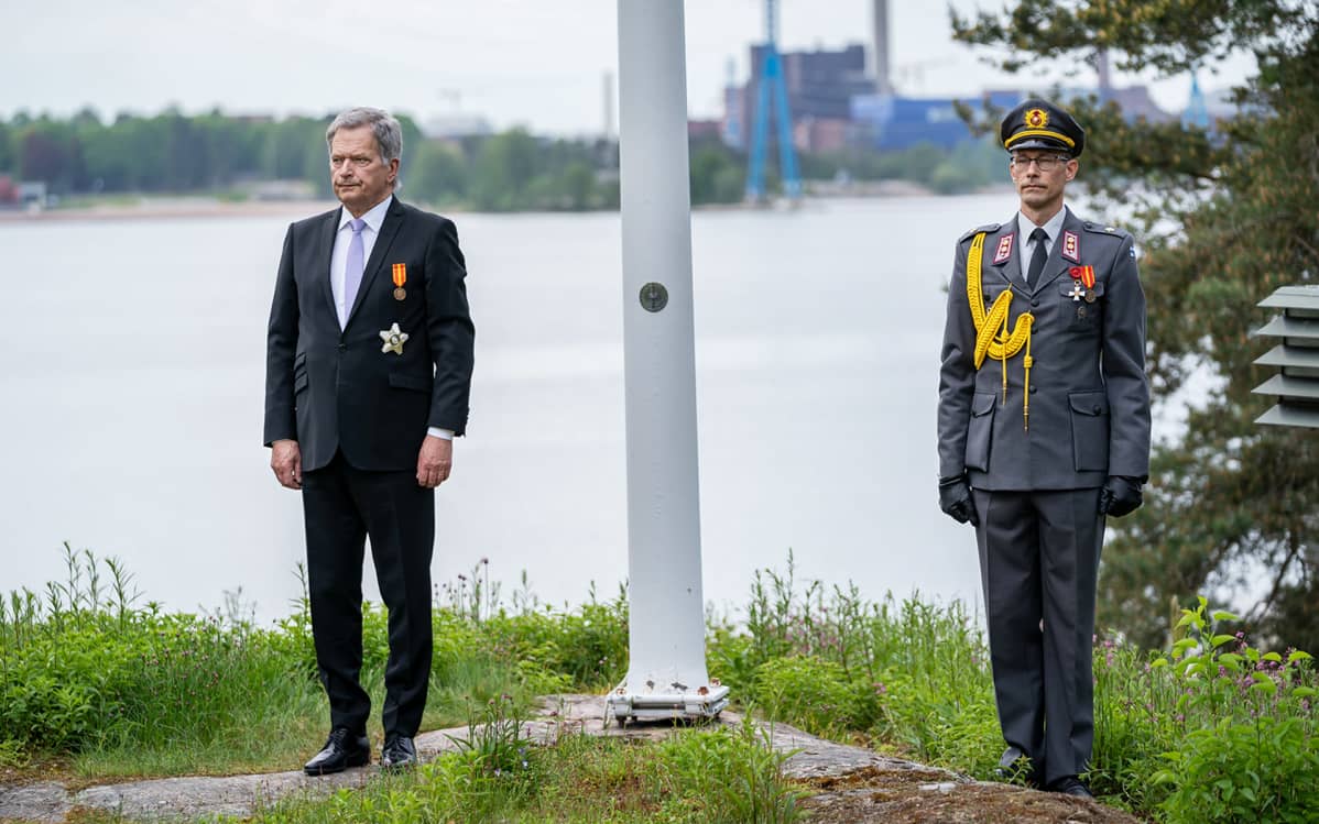 Presidentti Sauli Niinistö lipunnoston jälkeen