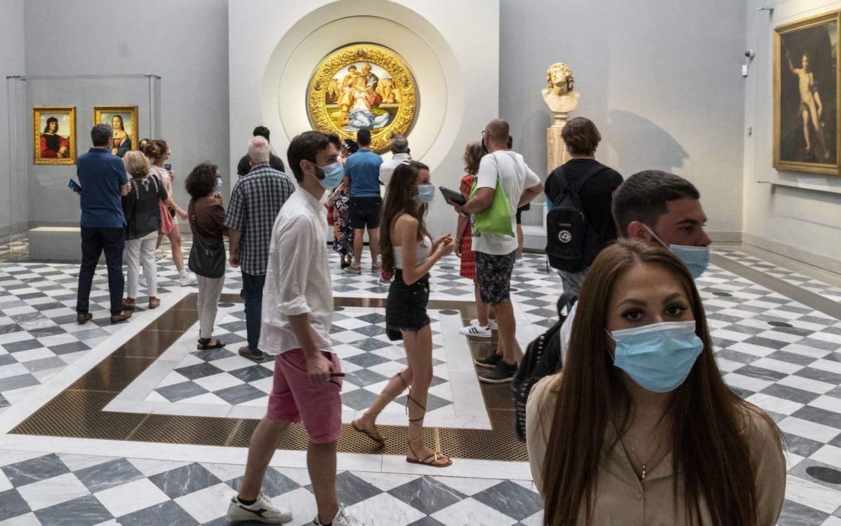 Vierailijoita maskeissaan Uffizin galleriassa Firenzessä heinäkuussa.