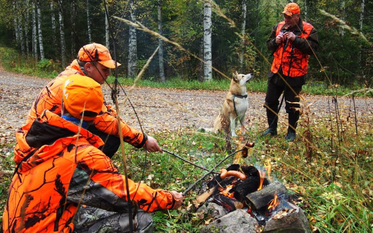 Taukopaikalla tarjoillaan nuotiomakkarat myös koiralle.