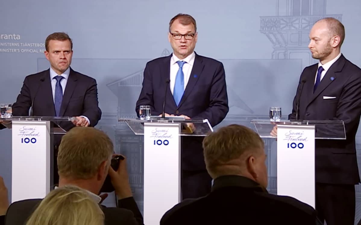 Juha Sipilä, Petteri Orpo ja Sampo Terho kertoo eduskuntapuolueille ja -ryhmille hallitustilanteesta 13. kesäkuuta Kesärannassa.