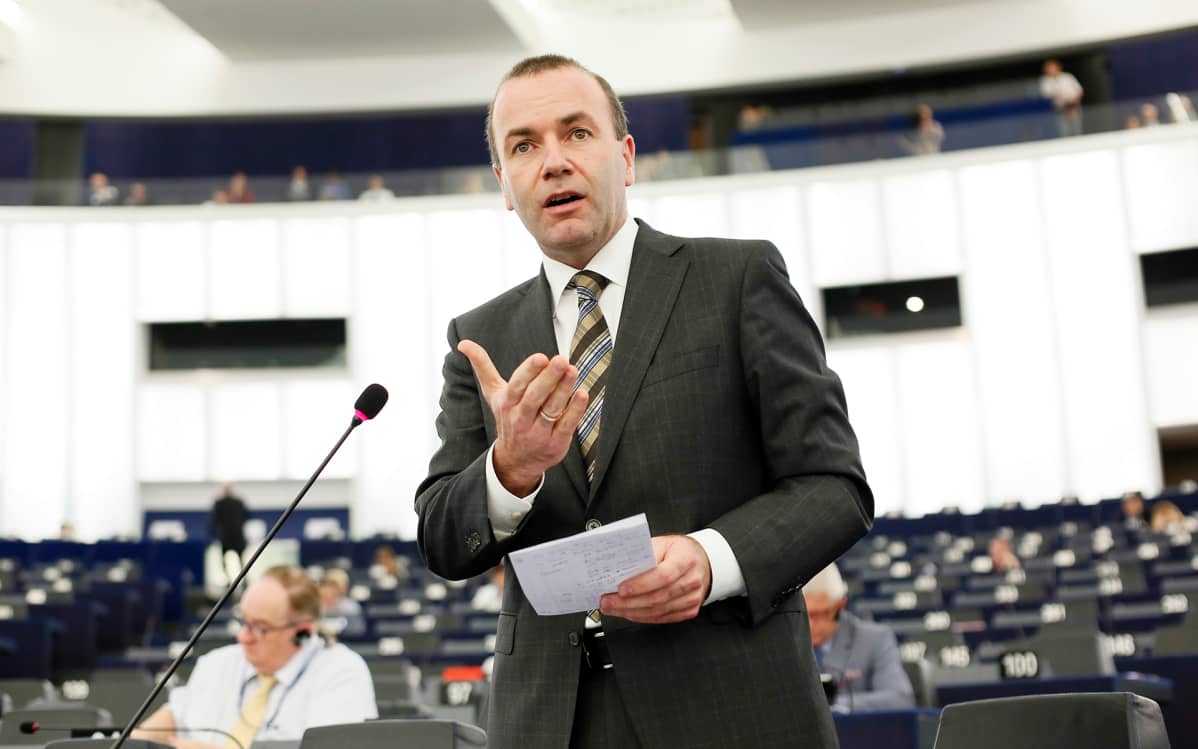 Manfred Weber puhumassa Euroopan parlamentissa, Strasbourgissa kesäkuussa 2016.