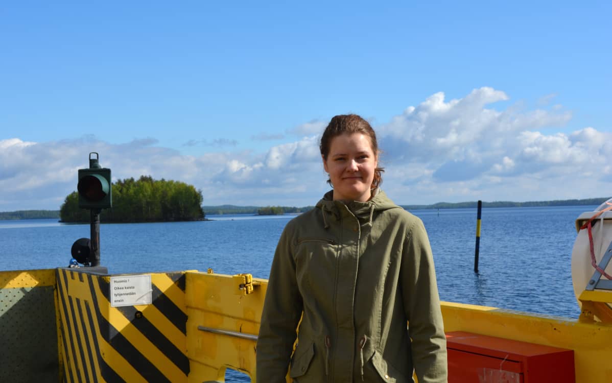 Tiina Jokela lautan kannella.