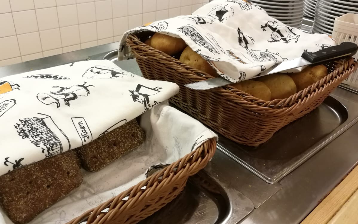REDU Lapin koulutuskeskus ravintolan linjastolla leipäkoreja.