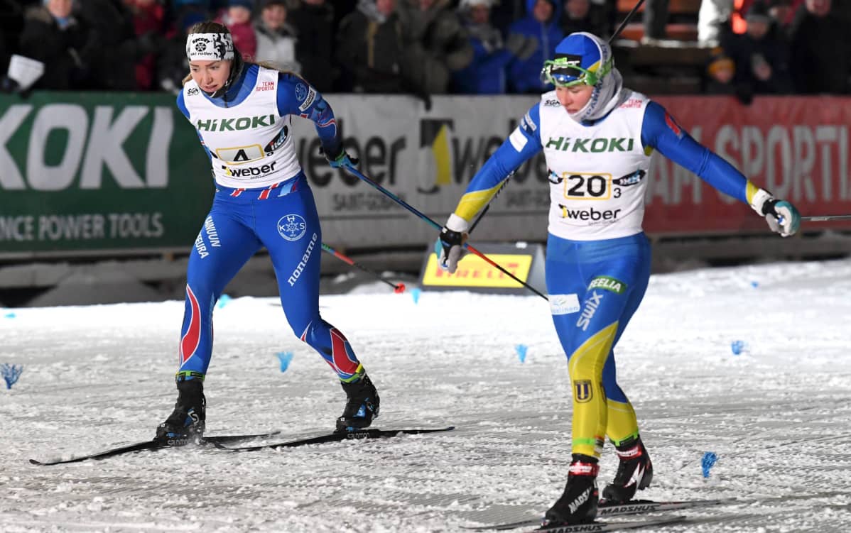 Anita Korva (vas.) haastoi Krista Pärmäkosken Suomen-cupin viestin loppukirissä.