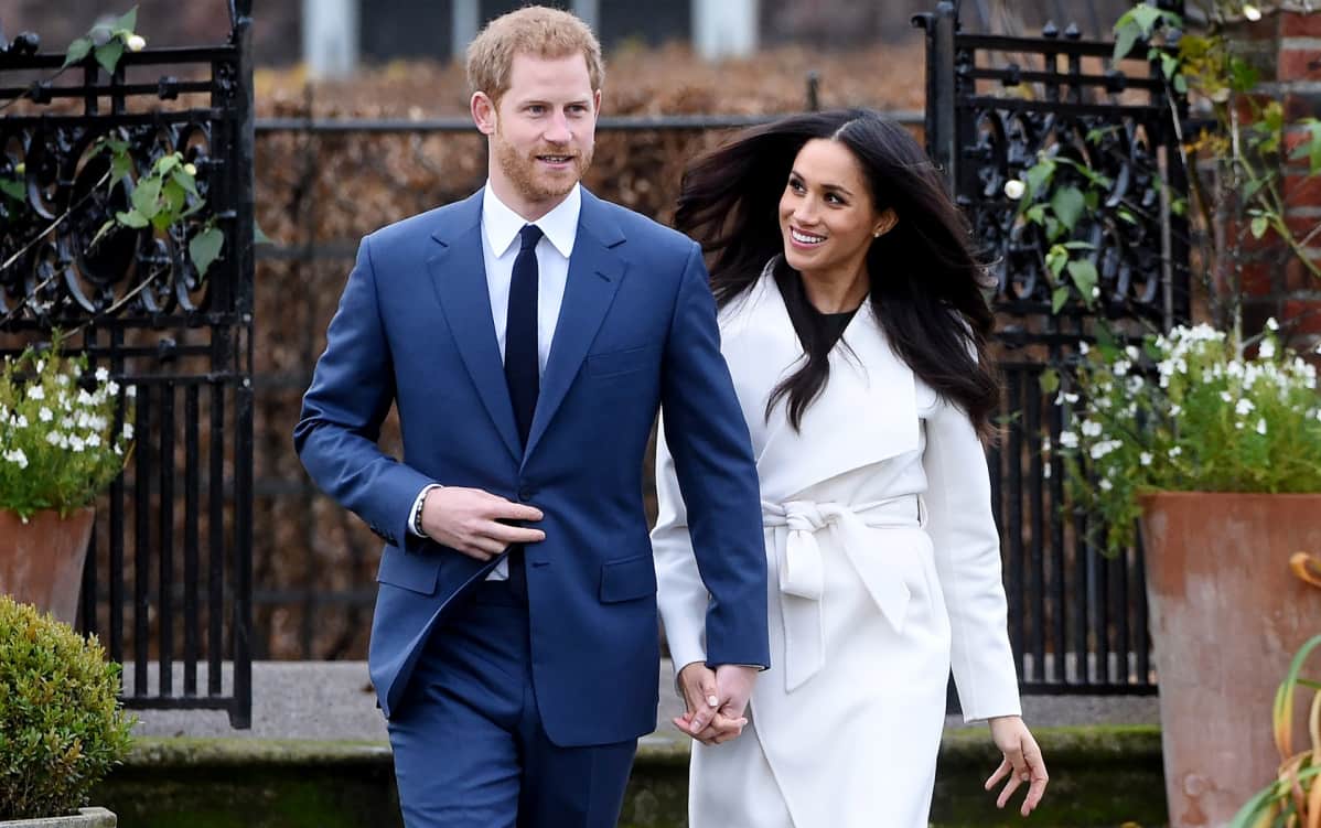 Prinssi Harry ja Meghan Markle kävelevät käsi kädessä kihlautumisen julkistamispäivänä Kensingtonin puutarhassa.